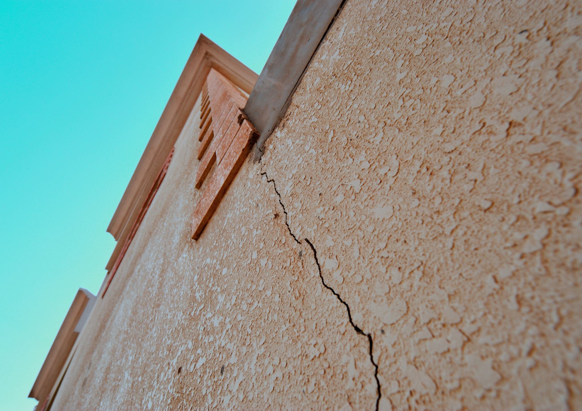 maison-fissuree-le-sol-est-il-responsable-et-quand-une-etude-de-sol-devient-indispensable